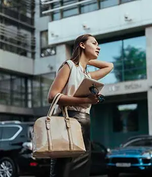 Mujer con un bolso de la marca Anekke