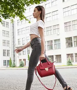 Mujer paseando con un bolso rojo
