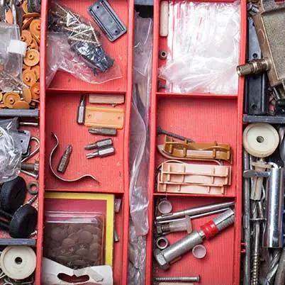 Reparación de una maleta en el taller