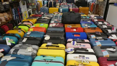Interior de la tienda con maletas de muchos colores